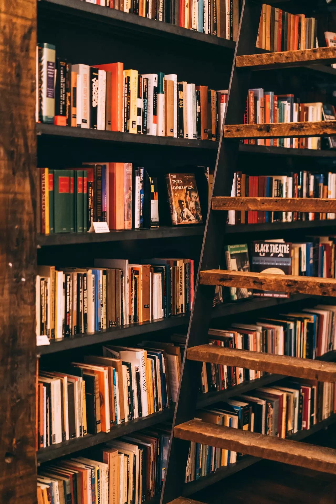 Una foto en blanco y negro de un estante lleno de libros 